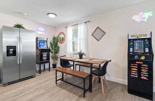 North Andrews Gardens House | FTL Group Oasis: 3-Home Family Compound: Retro Arcade, BBQ & Near Beach