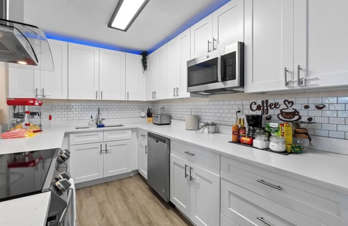 North Andrews Gardens House | FTL Group Oasis: 3-Home Family Compound: Retro Arcade, BBQ & Near Beach