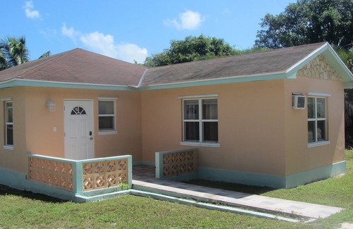 Winding Bay House | Full house just 20 seconds walk to the waterfront and 5 minute walk to the beach