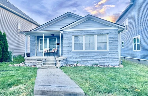 Kennedy King House | Full kitchen - Fenced Yard - Steps from Monon trail - Downtown