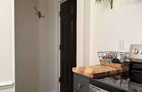 Verona Apartment | Full Kitchen, Near Oakmont CC