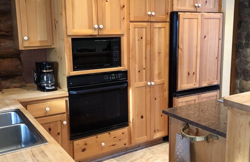 Lakewood Cabin | Full Log Lodge 3 night minimum, 2 night minimum October- April, Pet Friendly