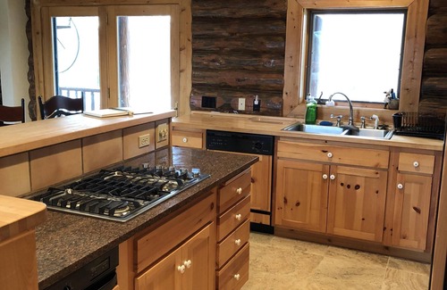 Lakewood Cabin | Full Log Lodge 3 night minimum, 2 night minimum October- April, Pet Friendly