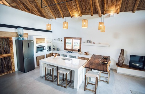 Popoyo House | Full new Hoku Casita. 1 min walk to the beach!