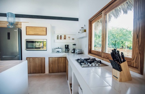 Popoyo House | Full new Hoku Casita. 1 min walk to the beach!