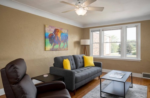 West Seneca Apartment | Full stocked park view flat in South Buffalo w/garage parking