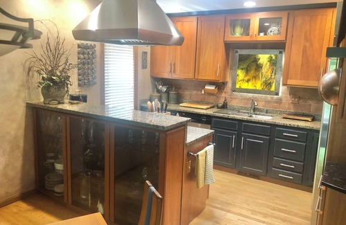 Verona House | Fully decked out 4 Bdrm, relaxing backyard retreat. Minutes from Epic