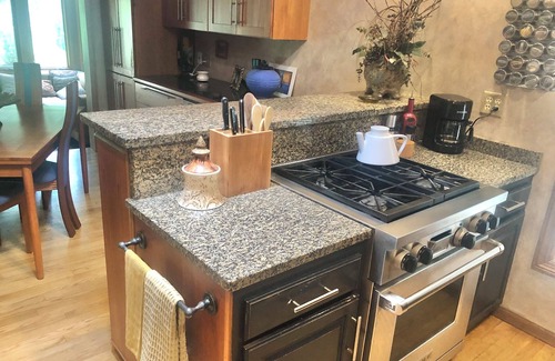 Verona House | Fully decked out 4 Bdrm, relaxing backyard retreat. Minutes from Epic