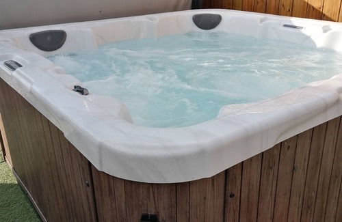 Les Poulieres Ski Chalet | Fully equipped 2022 chalet. quality bedding. private spa and outdoor area.