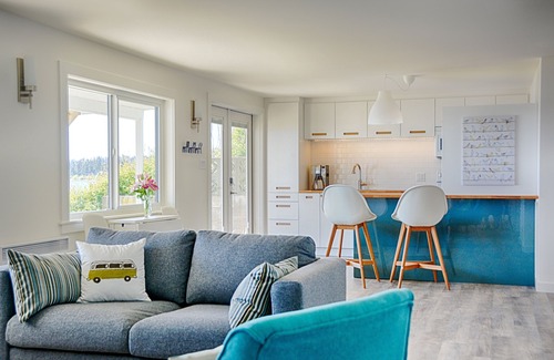 Sidney Apartment | Fully-equipped, comfortable, modern oceanfront suite right on the beach!