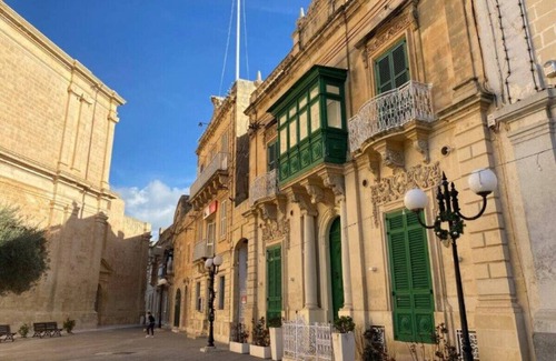 Ħal Bisbut Apartment | Fully equipped home with working space w/WIFI & AC