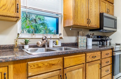 West Melbourne House | Fully Equipped Pool House- 5 mins from Downtown Melbourne