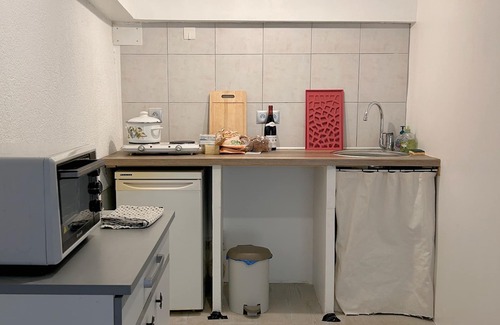 Magagnosc Bed & Breakfast | Fully equipped room in village apartment