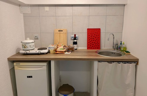 Magagnosc Bed & Breakfast | Fully equipped room in village apartment