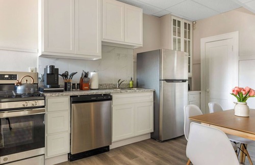 University City Apartment | Fully Equipped Cozy 2BR Apartment Near Delmar Loop - Mid term Rental n
