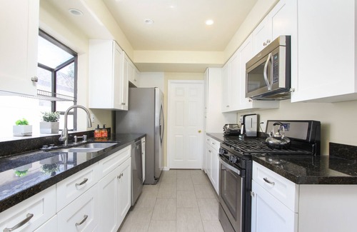 Chatsworth House | Fully furnished, 2050 Sq foot 4 bedroom, dining, large living room,den&Jacuzzi