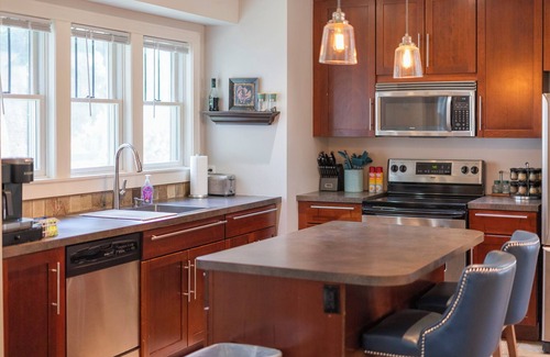 Robbinsdale House | Fully Loaded Entire Home, Fast Wi-Fi, and Pet Friendly, Fenced Backyard