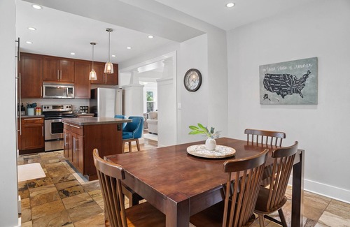 Robbinsdale House | Fully Loaded Entire Home, Fast Wi-Fi, and Pet Friendly, Fenced Backyard
