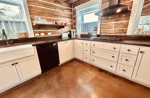Biwabik House | Fully modernized historic log cabin near Giants Ridge