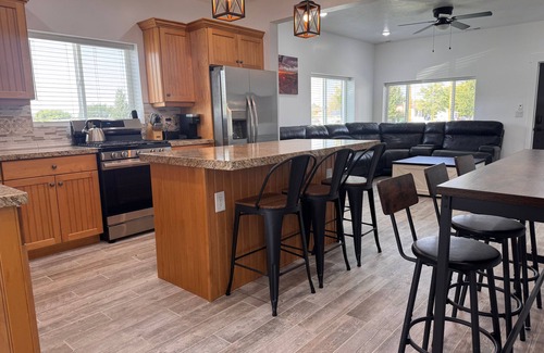 Price House | Fully Remodeled Downtown Gem Modern Comfort 3 Bedroom Sleeps 8 Plenty of Parking