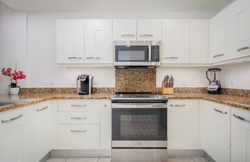 Kahaluu Bay House | FULLY RENOVATED UNIT. 3 BDRM, 3 BATH SLEEPS 8. PERFECT FOR GRANDPARENTS