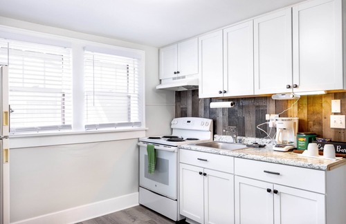 Cuyahoga Falls Apartment | Fully stocked Suite Dwntown Cuy falls! near cvnp and blossom. Sleeps 4