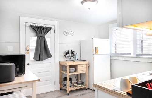 Cuyahoga Falls Apartment | Fully stocked Suite Dwntown Cuy falls! near cvnp and blossom. Sleeps 4