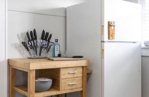 Cuyahoga Falls Apartment | Fully stocked Suite Dwntown Cuy falls! near cvnp and blossom. Sleeps 4