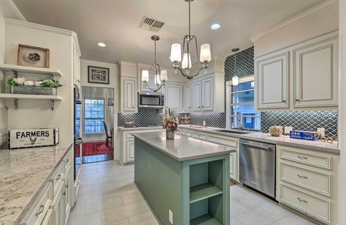 Clodine Villa | Fulshear Vacation Rental w/Guest House & Deck!