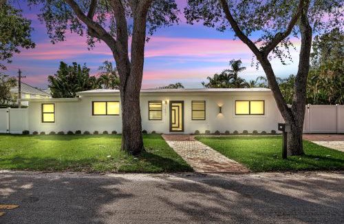 River Oaks House | Fun Adventure Luxy Retreat Home! Heated Pool!