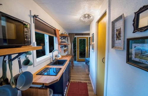 Ryderwood Cottage | Fun and Unique Waterfront Home w/Deck and BBQ - Unique Northwest Vacation Rentals