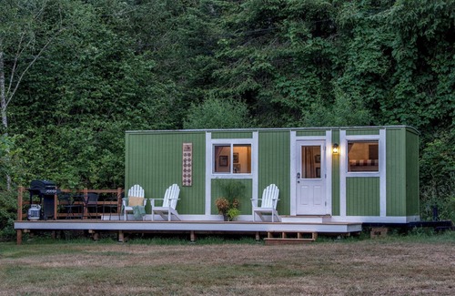 Ryderwood Cottage | Fun and Unique Waterfront Home w/Deck and BBQ - Unique Northwest Vacation Rentals