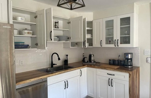 Roberts Creek House | Fun cottage with hot tub, pool table, game room, and a huge deck.