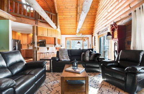 Presque Isle House | Fun Family Retreat on the Lake W/High-speed WiFi, Furnished Deck & Dock