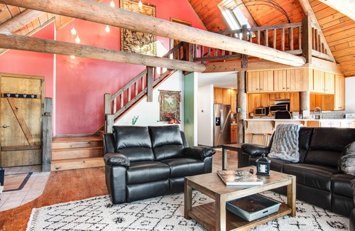 Presque Isle House | Fun Family Retreat on the Lake W/High-speed WiFi, Furnished Deck & Dock