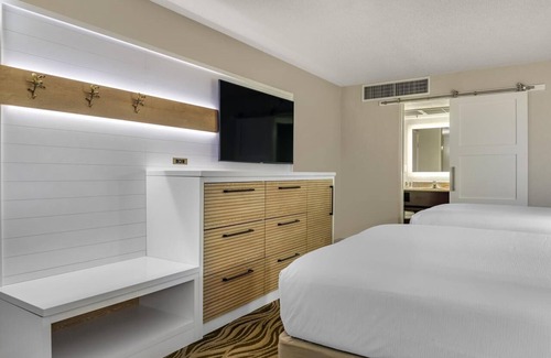 Lake Buena Vista Hotel | Fun-Filled Disney Vacation Haven! 2 Outdoor Pools, Shuttle to Disney Parks!