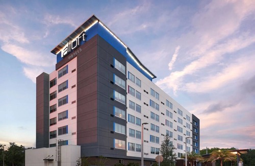 Williamsburg House | Fun for the Whole Family! 4 Great Units, Pool, Bar/Lounge, Pet-Friendly