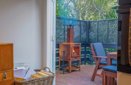 Laingholm Apartment | Fun in the Sun with BBQ Kayak & Fire Pit