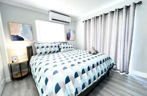 North Andrews Gardens House | Fun Pool Home with ping pong near Beaches and Airport
