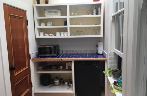 Inner Harbour Apartment | Funky 1 bedroom located in historic downtown Victoria