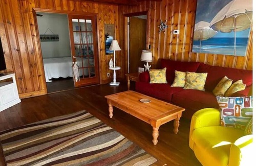 Windy Hill House | Funky Beach Cottage - Dog Friendly - 3 Bedroom/2 Bath Fenced Backyard!