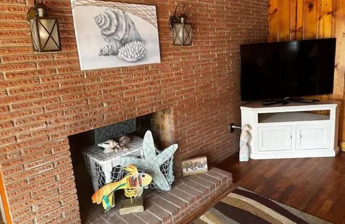 Windy Hill House | Funky Beach Cottage - Dog Friendly - 3 Bedroom/2 Bath Fenced Backyard!