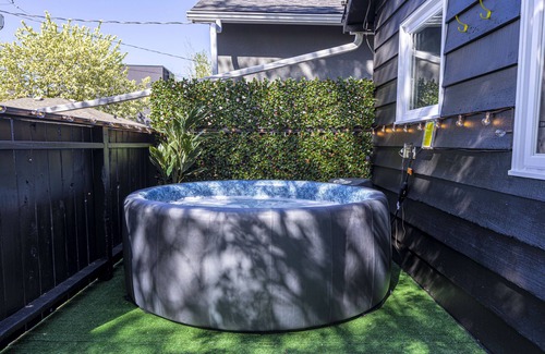 Southeast Calgary House | Funky House - Private Hot Tub - Walking Distance to Downtown