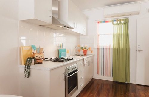 Henley Beach Apartment | FUNKY TWO BEDS Cozy: Quirky: Comfy. Come stay!