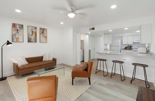 Bonnabel Place House | Furnished Corporate 3-BR Townhome, Fast WiFi, Pet friendly, Bucktown, Metairie