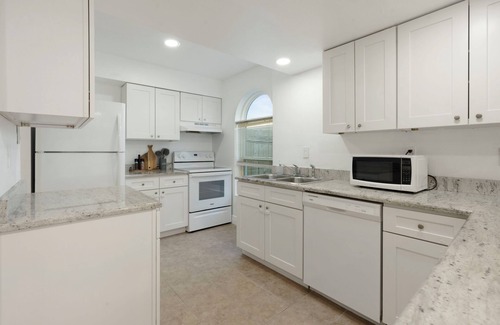 Bonnabel Place House | Furnished Corporate 3-BR Townhome, Fast WiFi, Pet friendly, Bucktown, Metairie