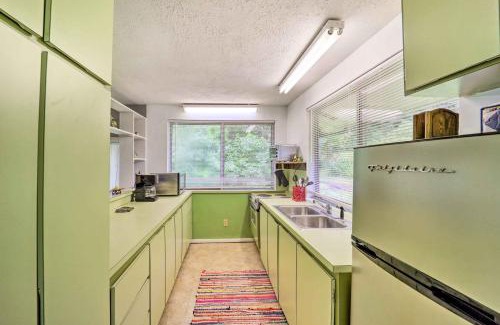 Frank Apartment | Furnished Deck and Home Gym Bakersville Retreat!
