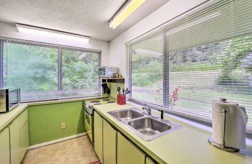 Frank Apartment | Furnished Deck and Home Gym Bakersville Retreat!