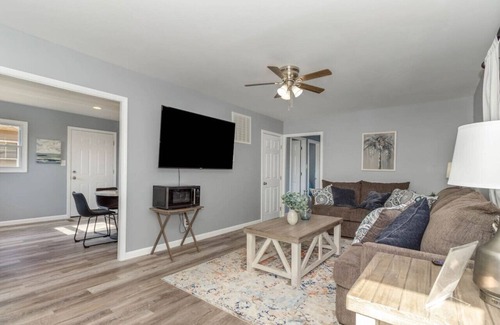 Middletown House | Furnished Ranch Home with FREE washer and dryer