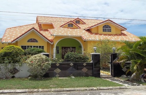 Whitehouse House | Furnished Villa right on the beach!